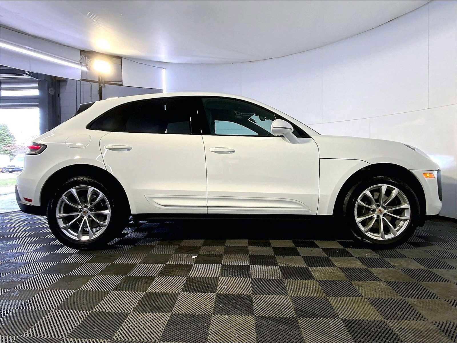 Certified 2023 Porsche Macan image 8