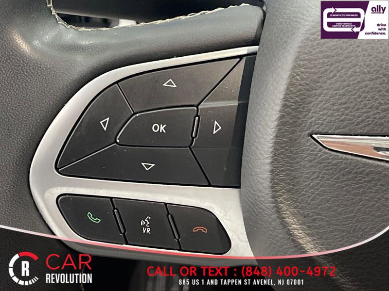 Used 2022 Chrysler Pacifica Touring-L image 26