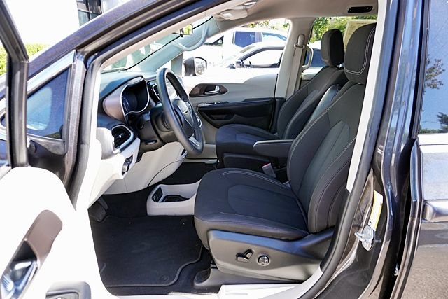 Used 2022 Chrysler Voyager LX FWD image 14