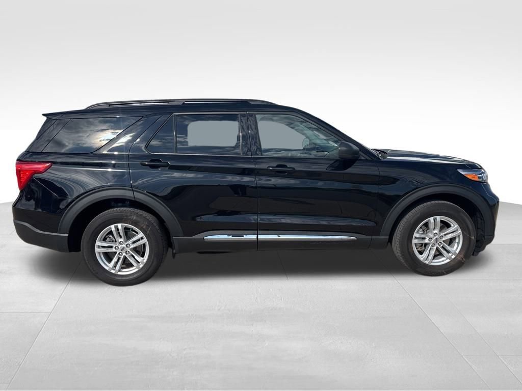 Used 2022 Ford Explorer XLT w/ Equipment Group 202A image 8
