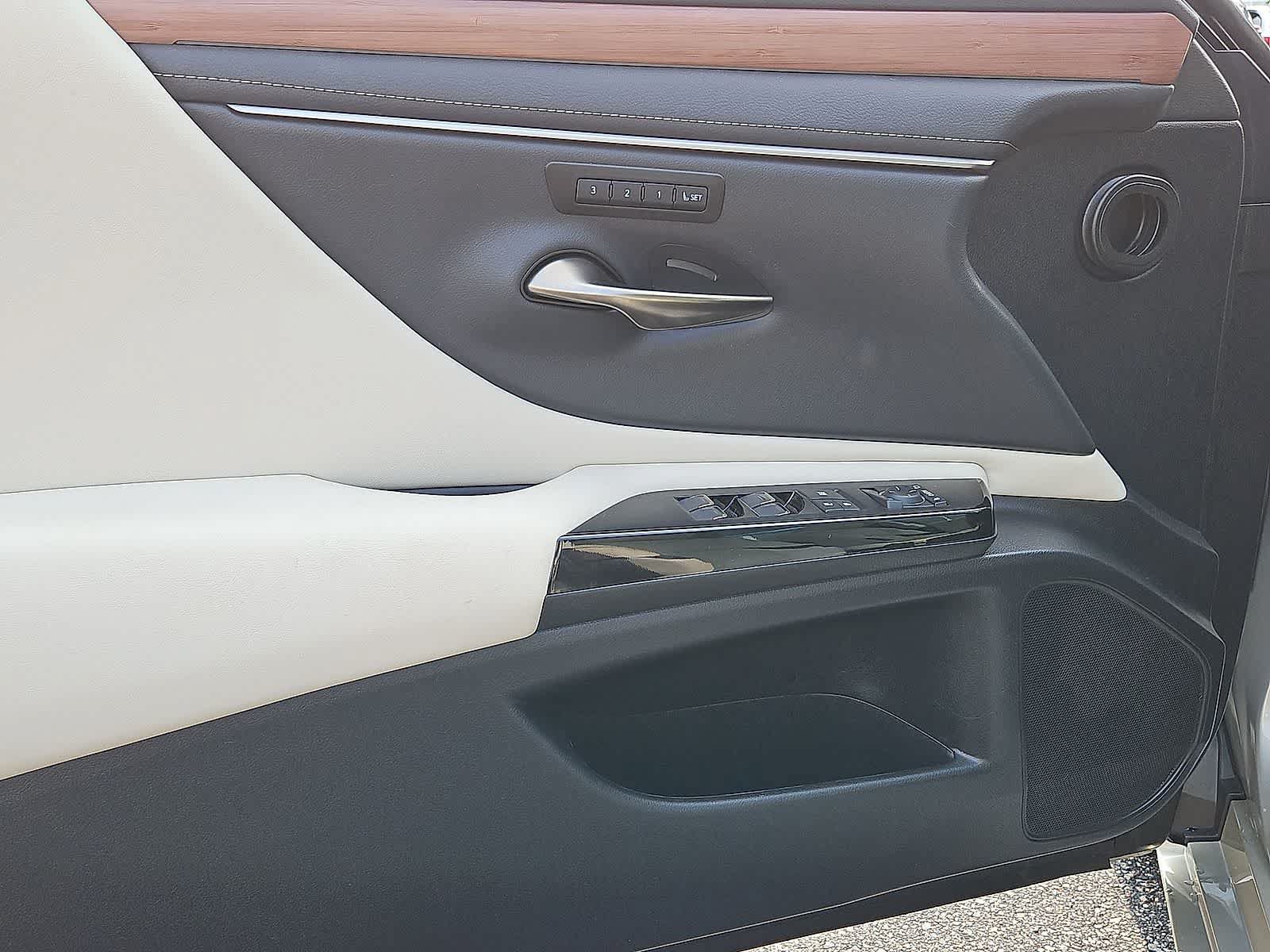 Used 2025 Lexus ES 300h w/ Premium Package FWD image 29