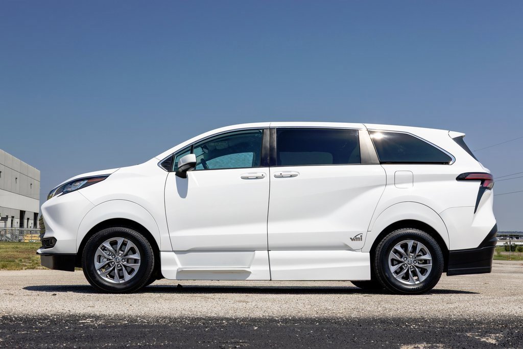 Used 2022 Toyota Sienna LE image 4