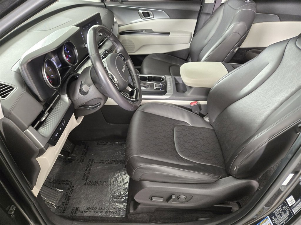 Used 2024 Kia Carnival LX image 14