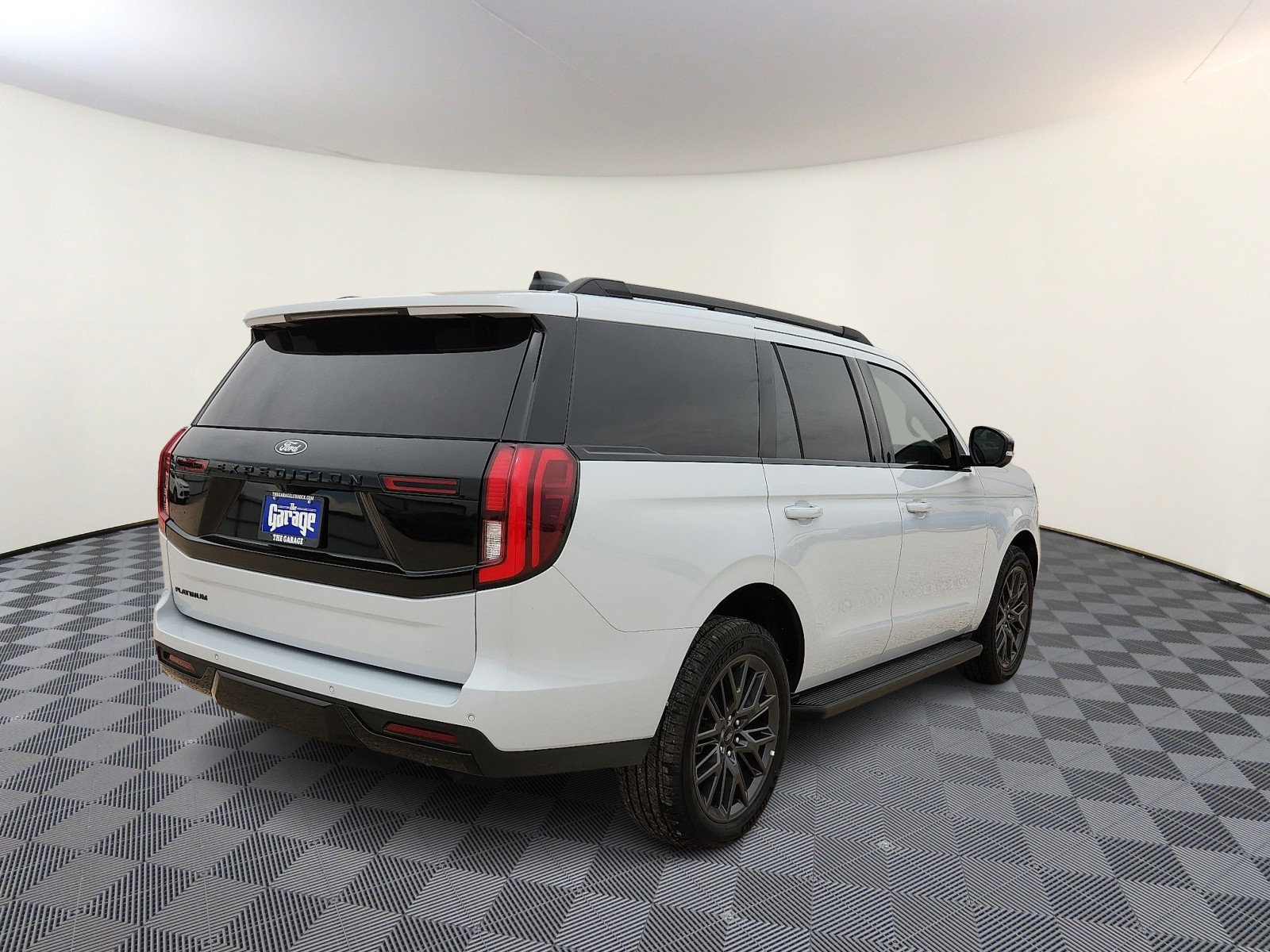 Used 2026 Ford Expedition Platinum w/ Stealth Appearance Package AWD/4WD image 4