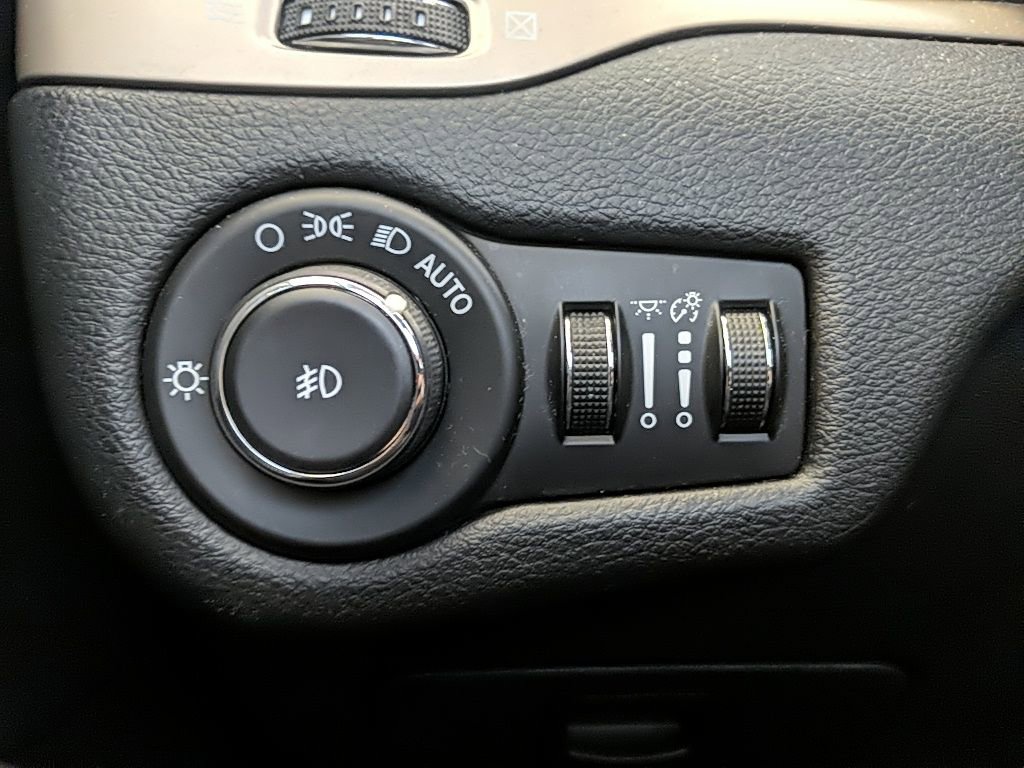 Used 2015 Jeep Cherokee Latitude w/ Cold Weather Group image 20