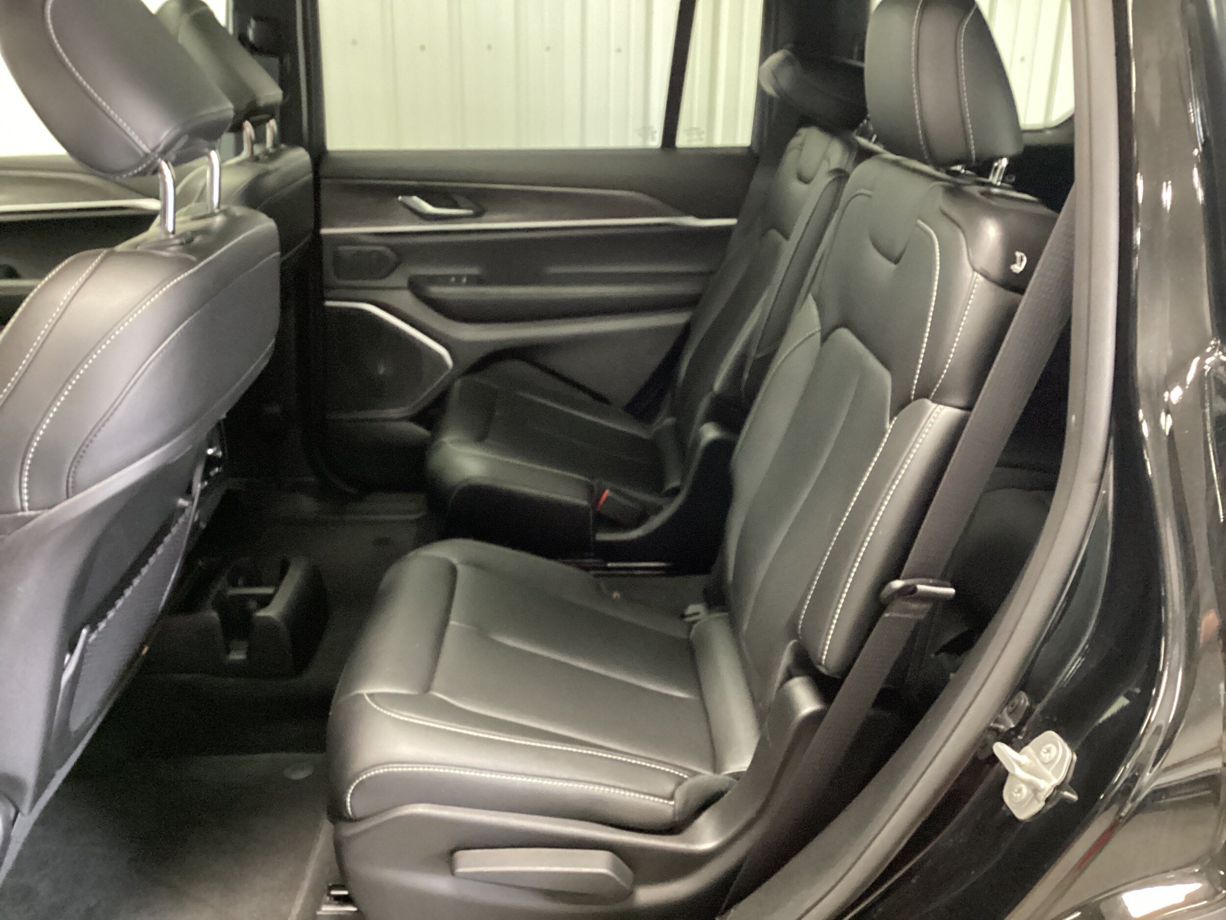 Used 2025 Jeep Grand Cherokee L Limited w/ Black Appearance Package AWD/4WD image 37