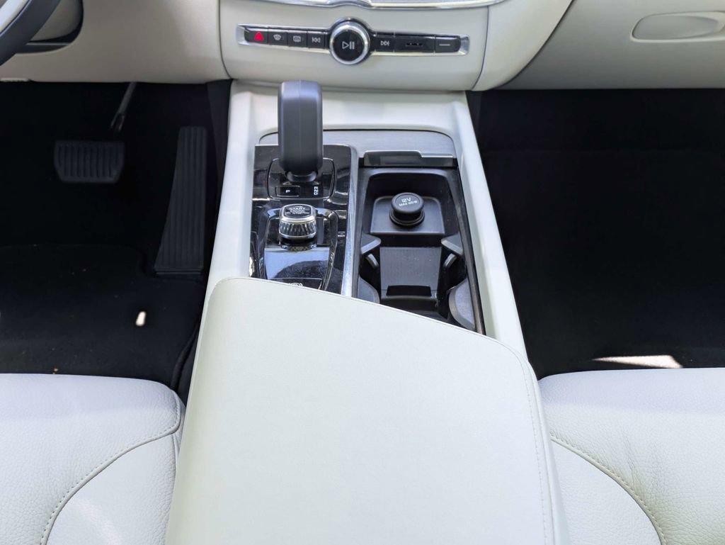 Certified 2023 Volvo XC60 B5 Plus w/ Climate Package FWD image 21
