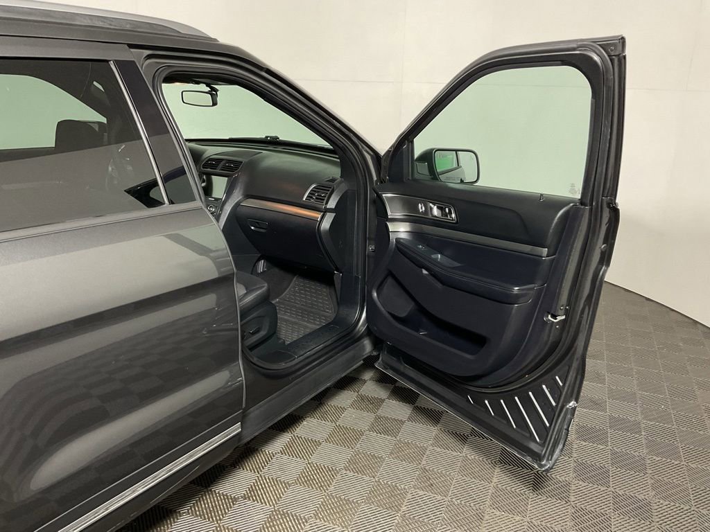 Used 2019 Ford Explorer XLT w/ Equipment Group 201A AWD/4WD image 37