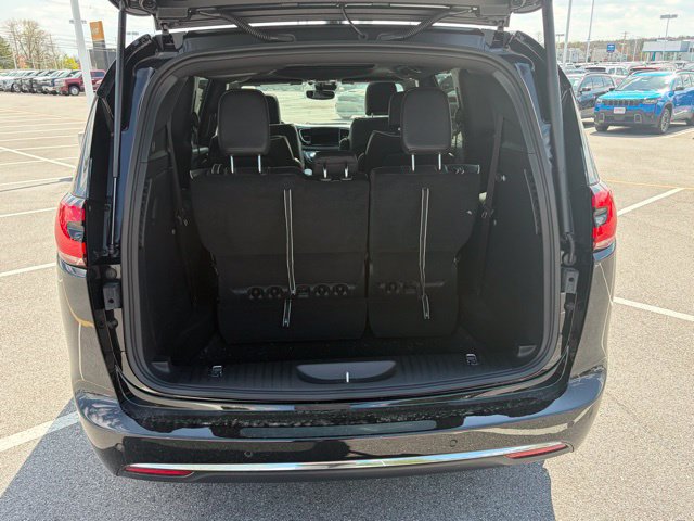 New 2026 Chrysler Pacifica Limited FWD image 6