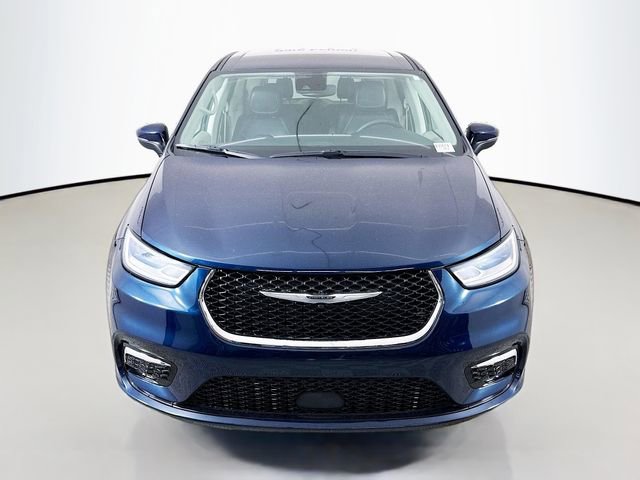 Used 2023 Chrysler Pacifica Touring-L image 2