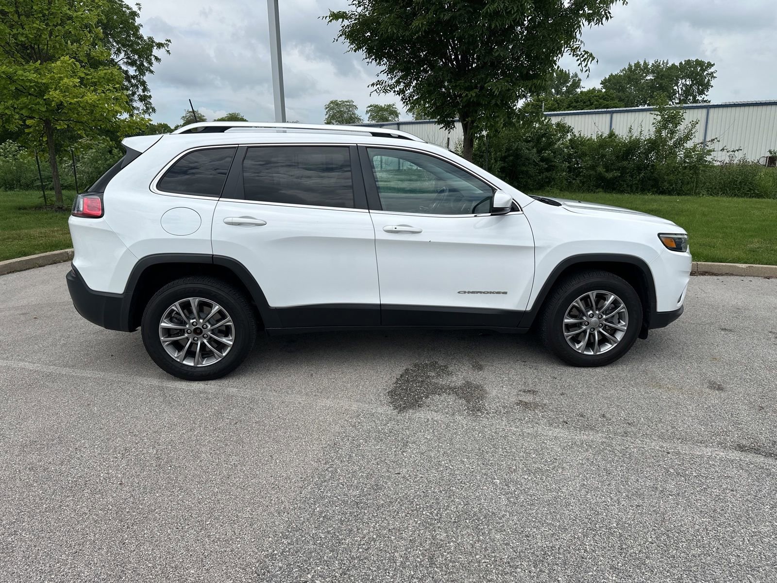 Used 2019 Jeep Cherokee Latitude Plus w/ Cold Weather Group AWD/4WD image 5