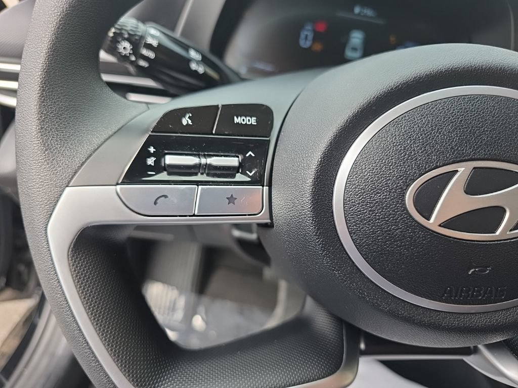 Used 2024 Hyundai Elantra SE FWD image 11