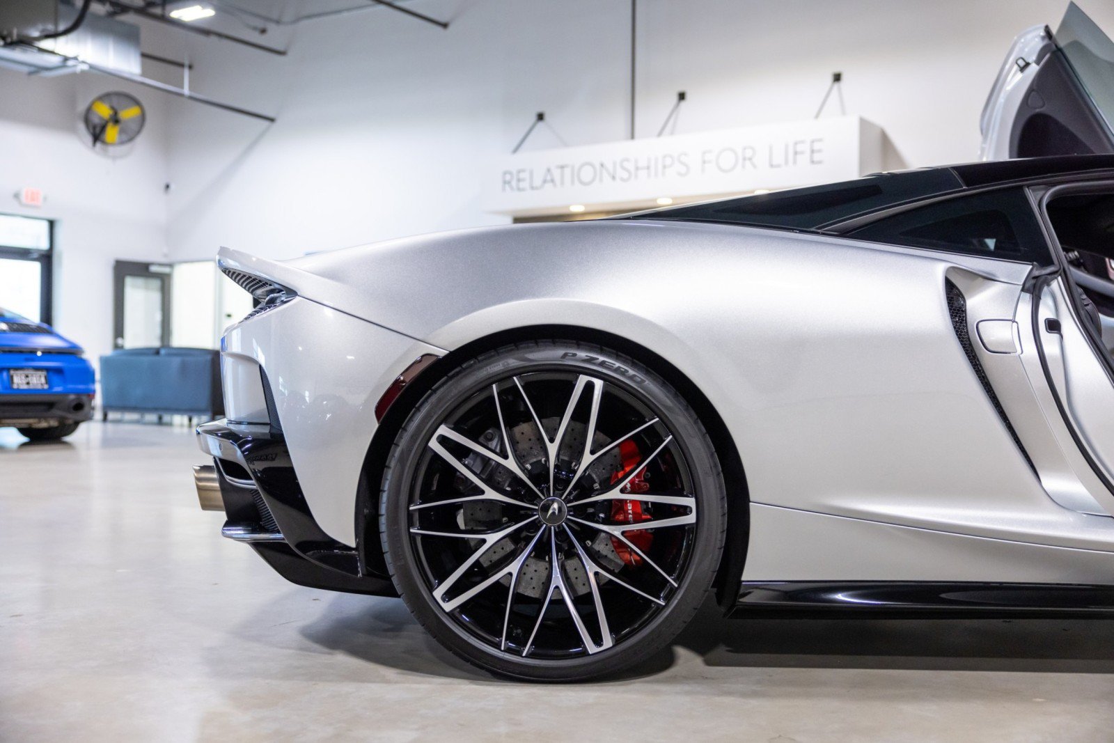 Used 2022 McLaren GT RWD image 23