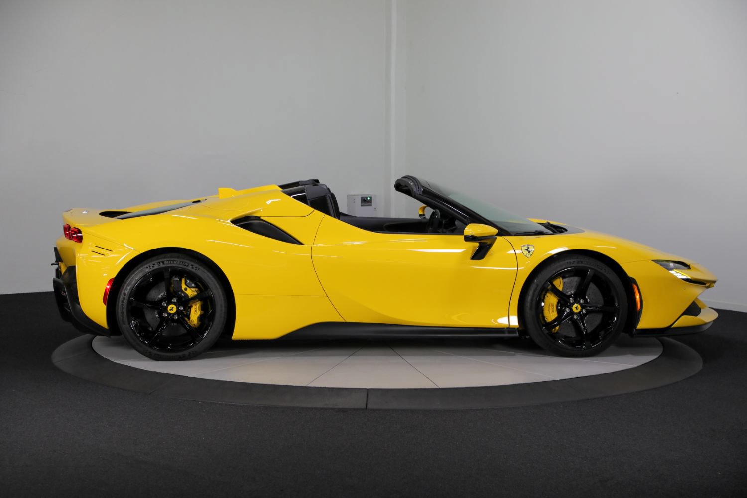 Used 2025 Ferrari SF90 Spider AWD/4WD image 8