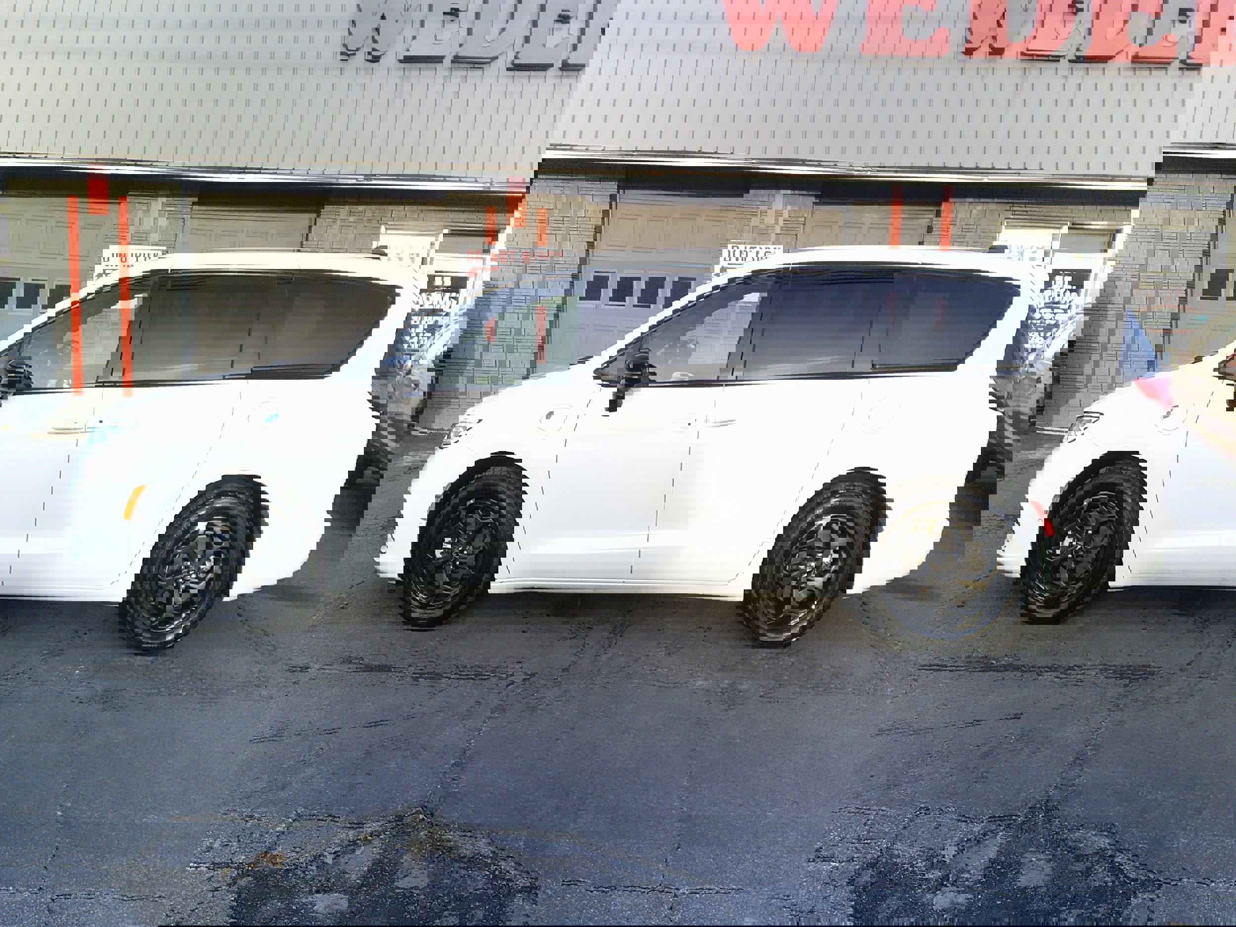 Used 2024 Chrysler Pacifica Select image 2