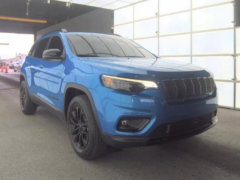 Used 2023 Jeep Cherokee Altitude Lux w/ Mopar Interior Package AWD/4WD image 3