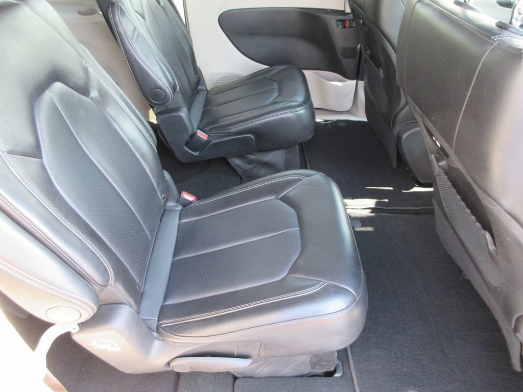 Used 2024 Chrysler Pacifica Touring-L FWD image 17