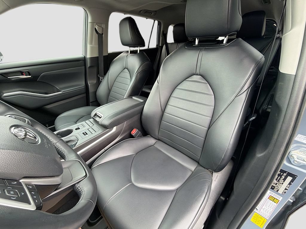 Used 2022 Toyota Highlander XLE AWD/4WD image 22