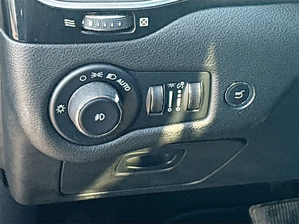 Used 2023 Jeep Cherokee Altitude Lux image 10