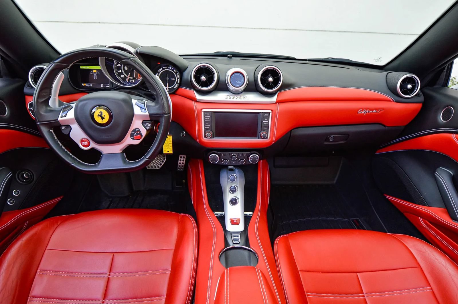 Used 2015 Ferrari California T RWD image 38