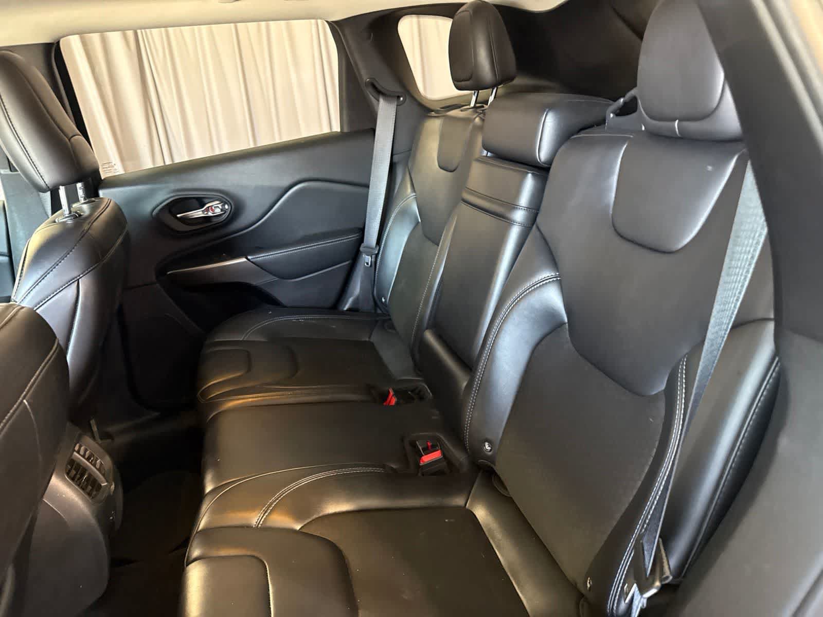 Used 2019 Jeep Cherokee Latitude Plus w/ Comfort/Convenience Group FWD image 18