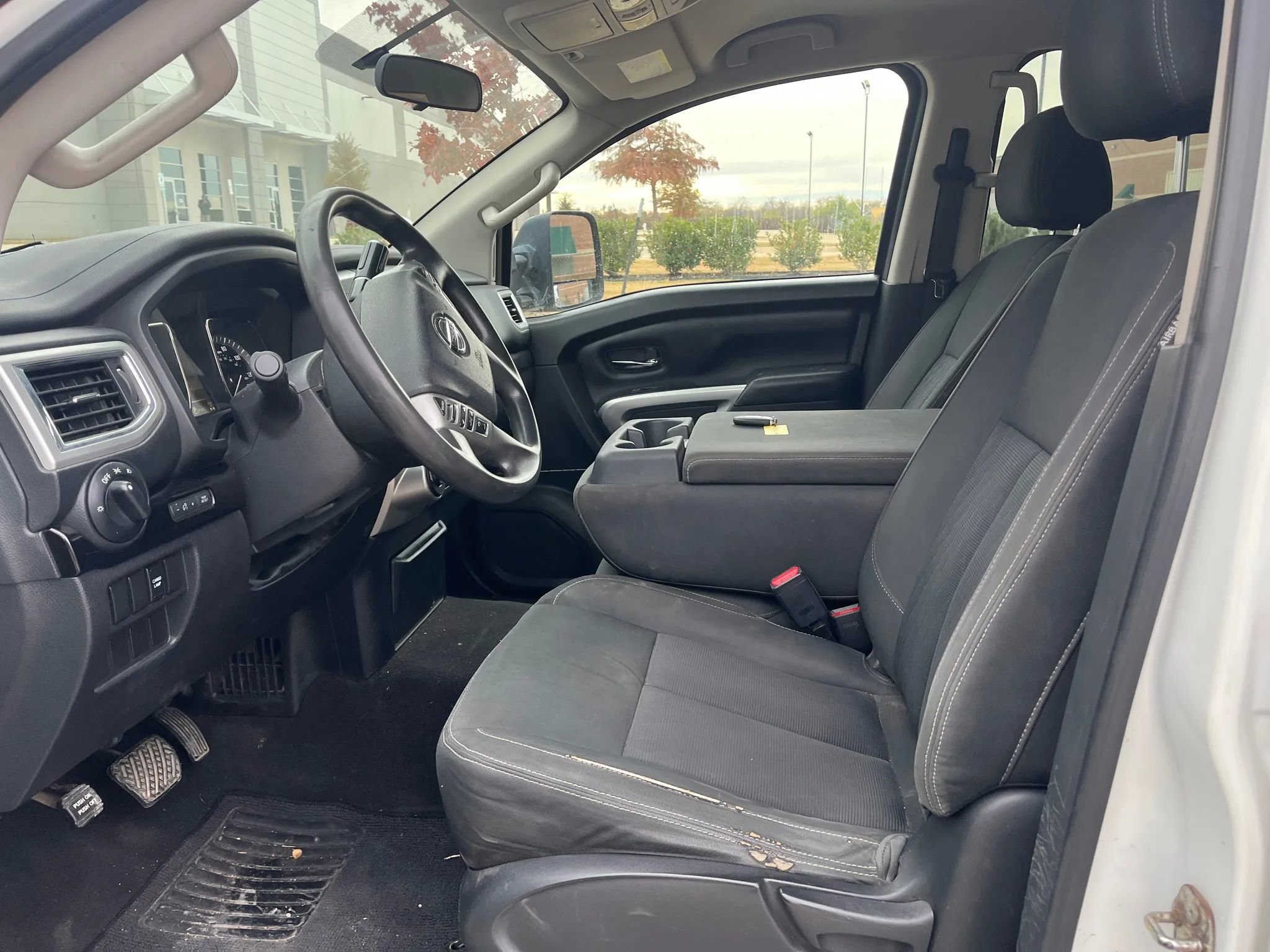 Used 2017 Nissan Titan SV image 13
