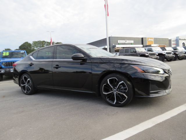 Used 2023 Nissan Altima 2.5 SR w/ SR Premium Package FWD image 25