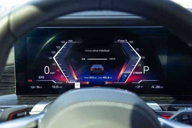 Used 2025 BMW i7 xDrive60 w/ Executive Package video 2