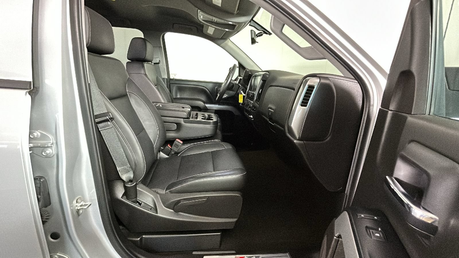 Used 2018 Chevrolet Silverado 1500 LT w/ Redline Edition AWD/4WD image 36