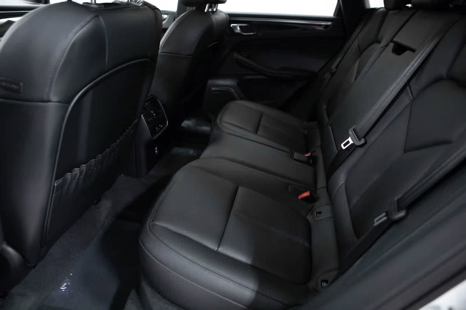 Certified 2026 Porsche Macan AWD/4WD image 36