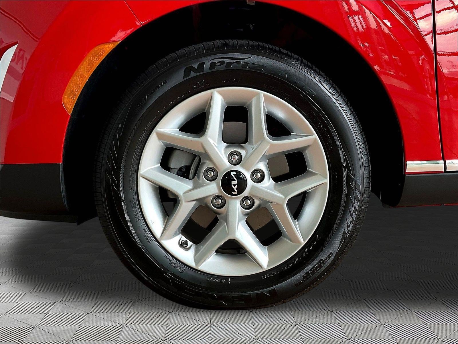 Used 2025 Kia Soul LX w/ LX Technology Package FWD image 30