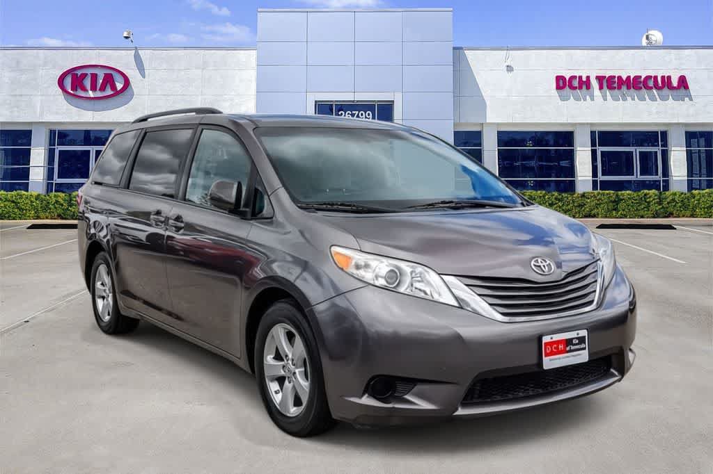 Used 2015 Toyota Sienna LE FWD image 3