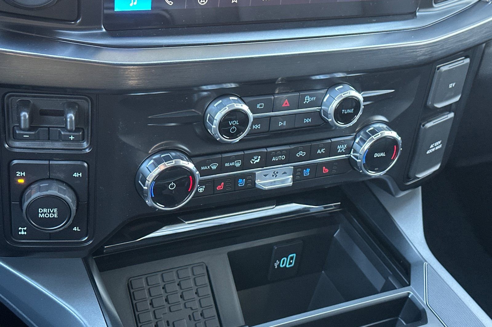 New 2026 Ford F250 Lariat w/ Black Appearance Package image 20