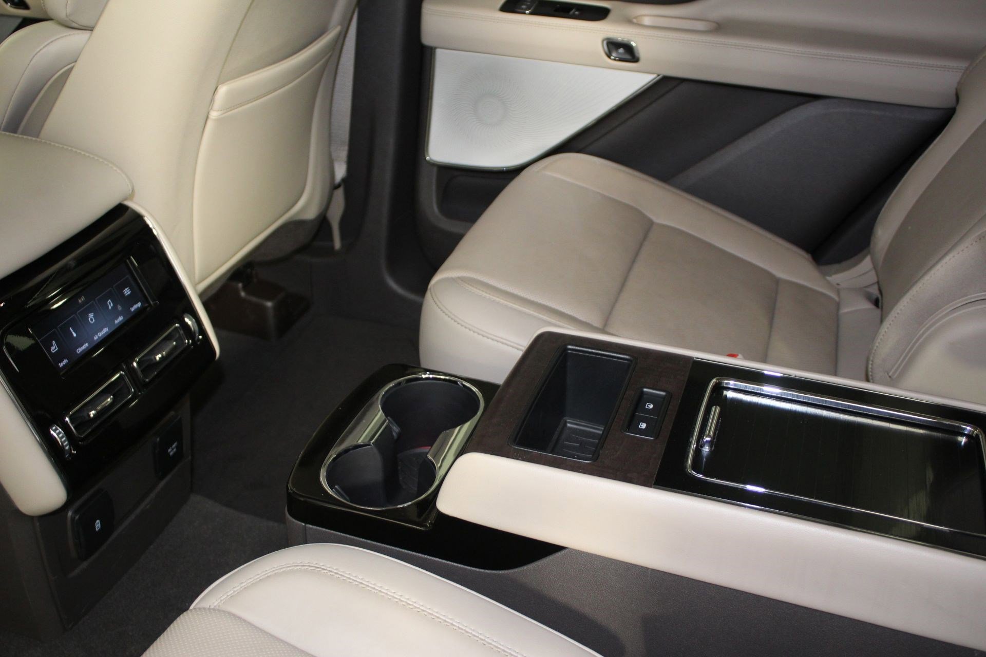 Used 2023 Lincoln Aviator Reserve w/ Equipment Group 201A image 24