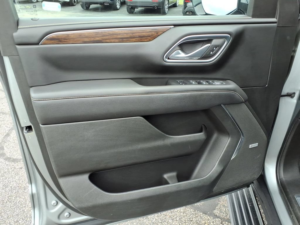Used 2023 Chevrolet Suburban Premier AWD/4WD image 23