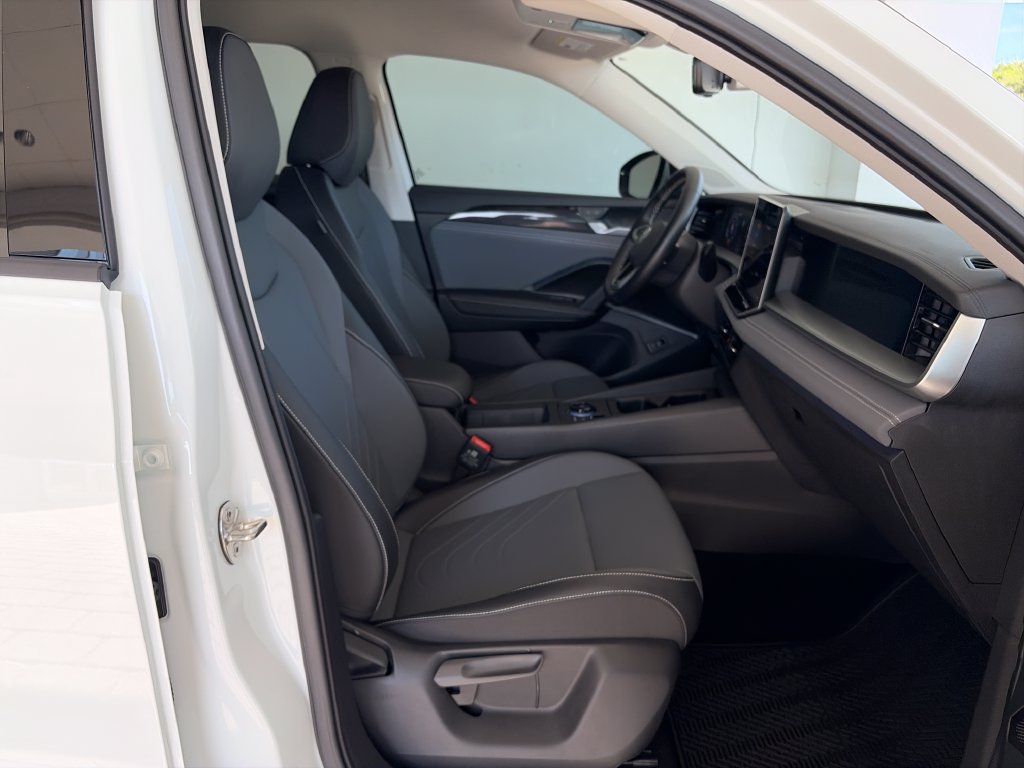 Certified 2025 Volkswagen Tiguan SE AWD/4WD image 32