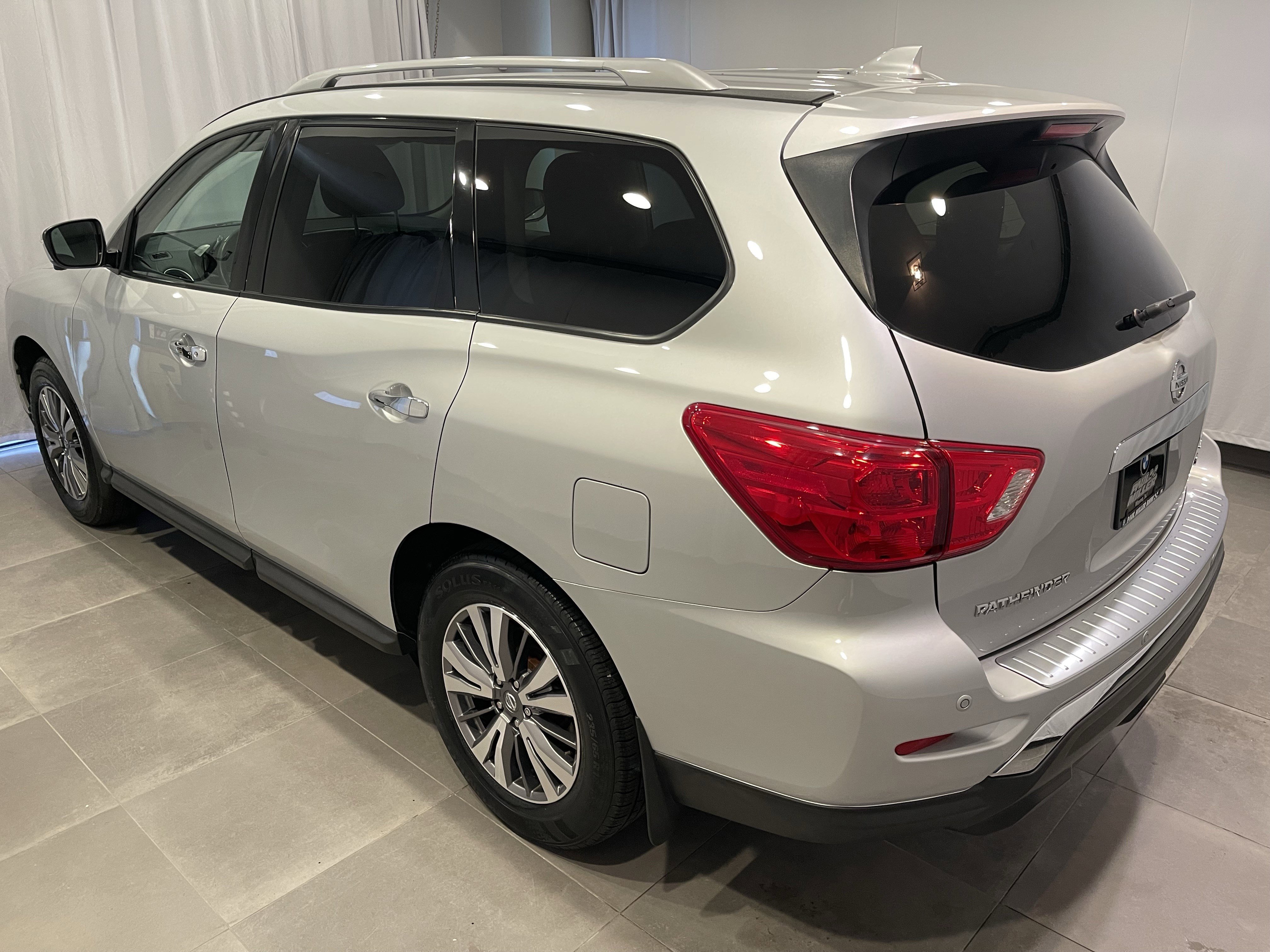 Used 2020 Nissan Pathfinder SL image 4