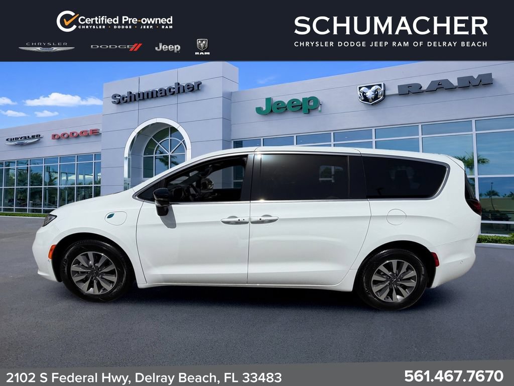 Used 2025 Chrysler Pacifica Select FWD image 4