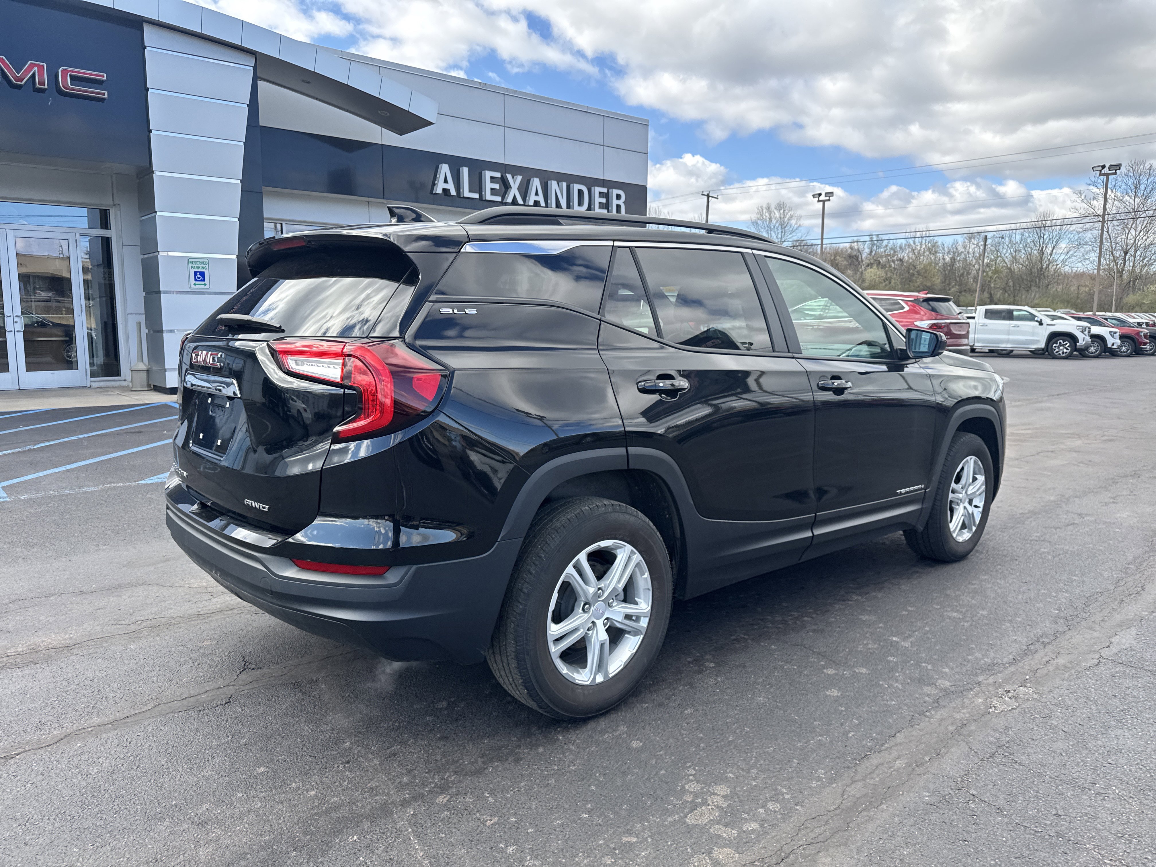 Used 2024 GMC Terrain SLE w/ Driver Convenience Package AWD/4WD video 3
