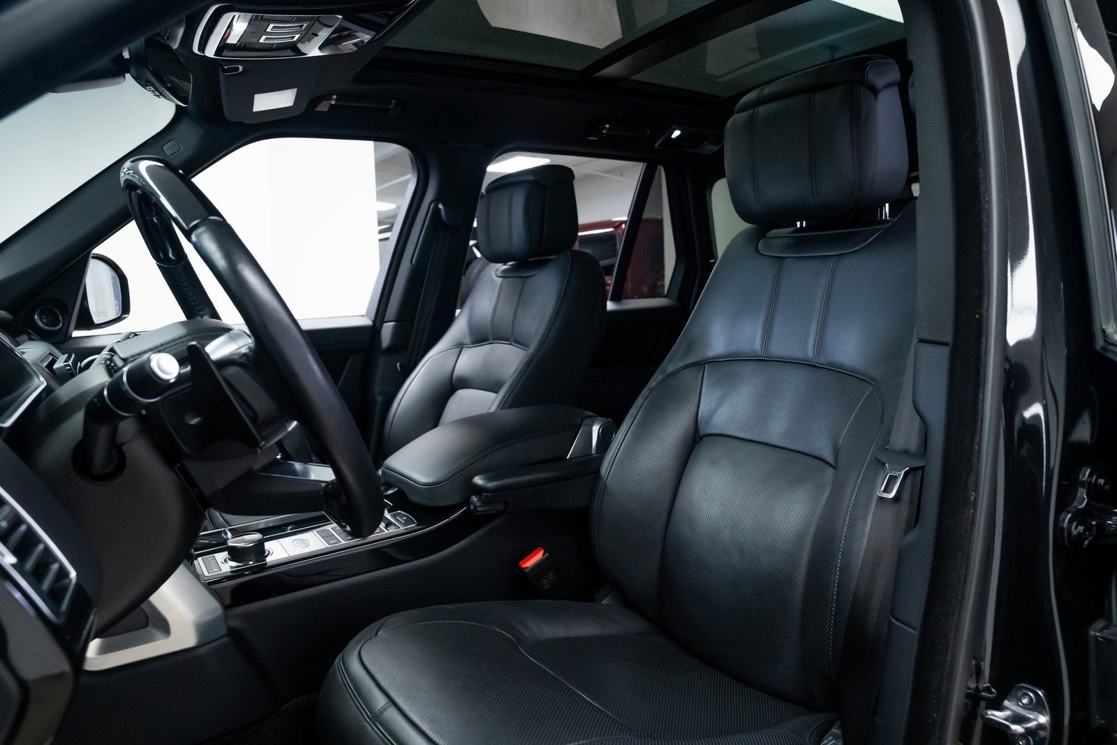 Used 2020 Land Rover Range Rover HSE image 17