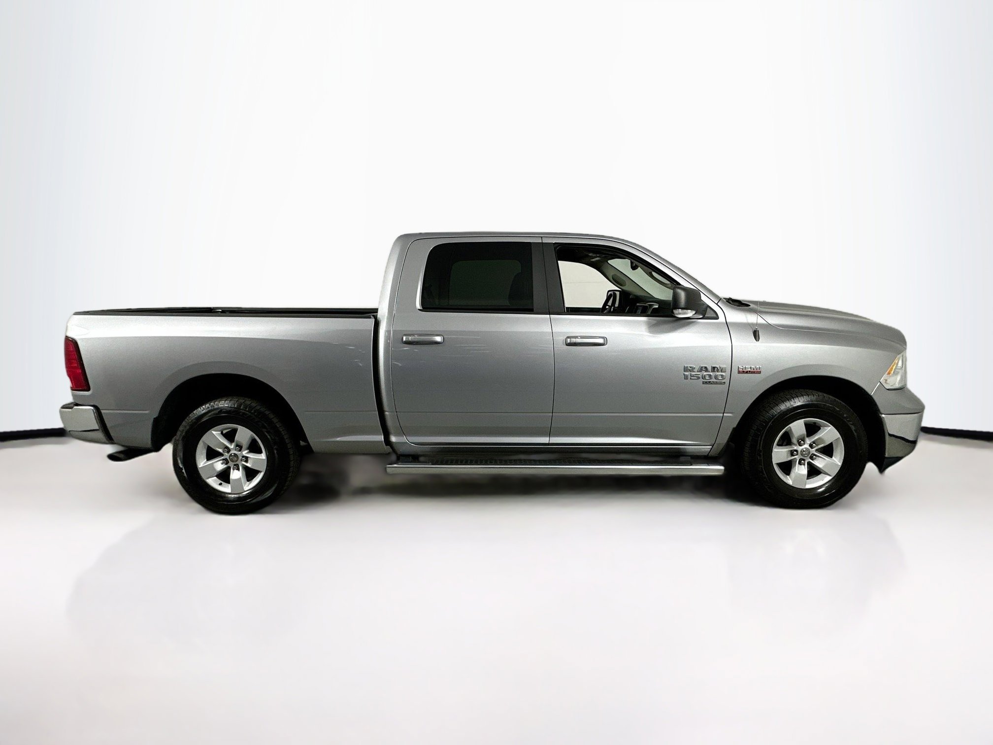Used 2020 RAM 1500 Classic SLT w/ Luxury Group image 4
