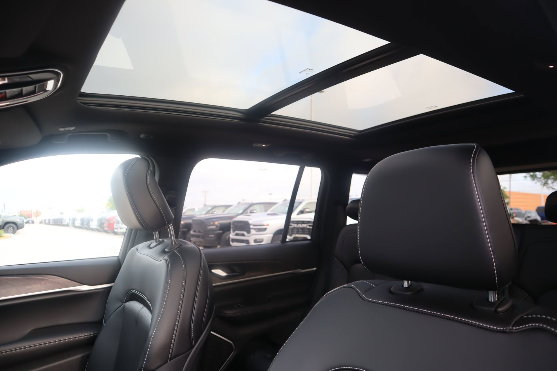 New 2026 Jeep Grand Cherokee Limited AWD/4WD image 16