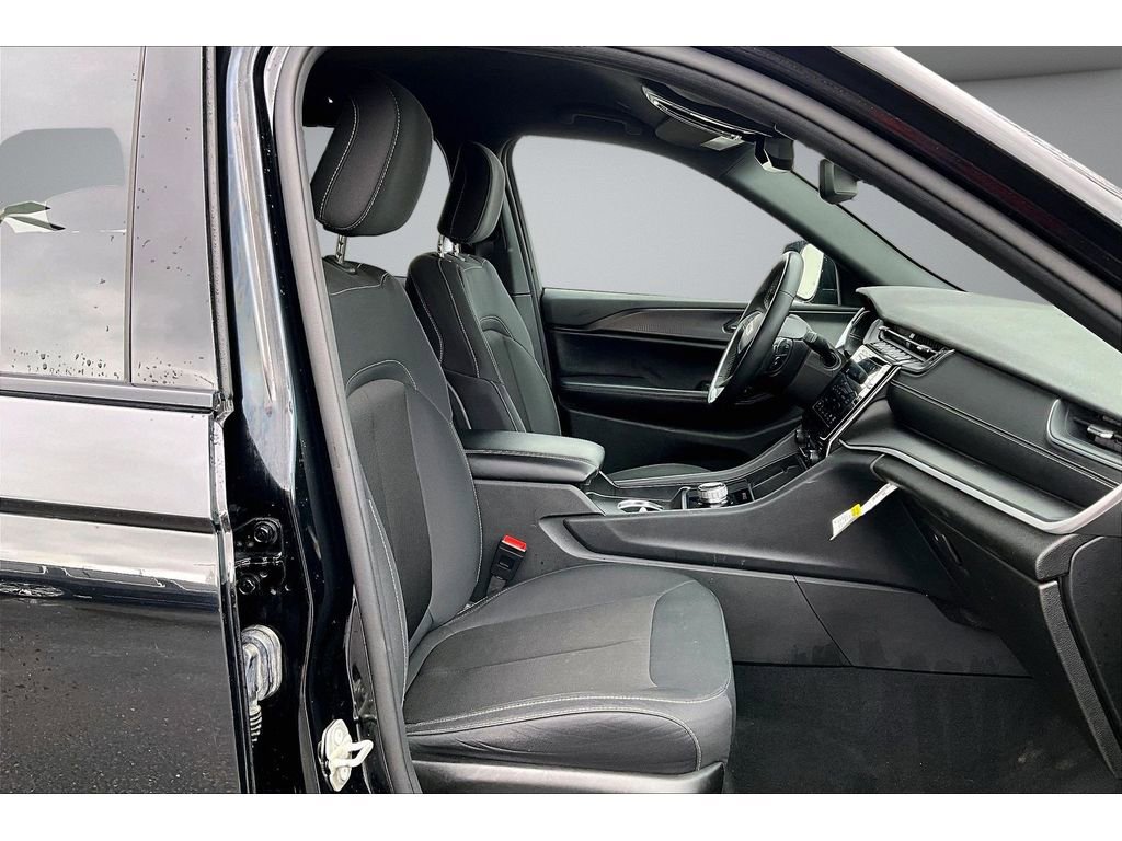 Used 2024 Jeep Grand Cherokee Laredo image 8