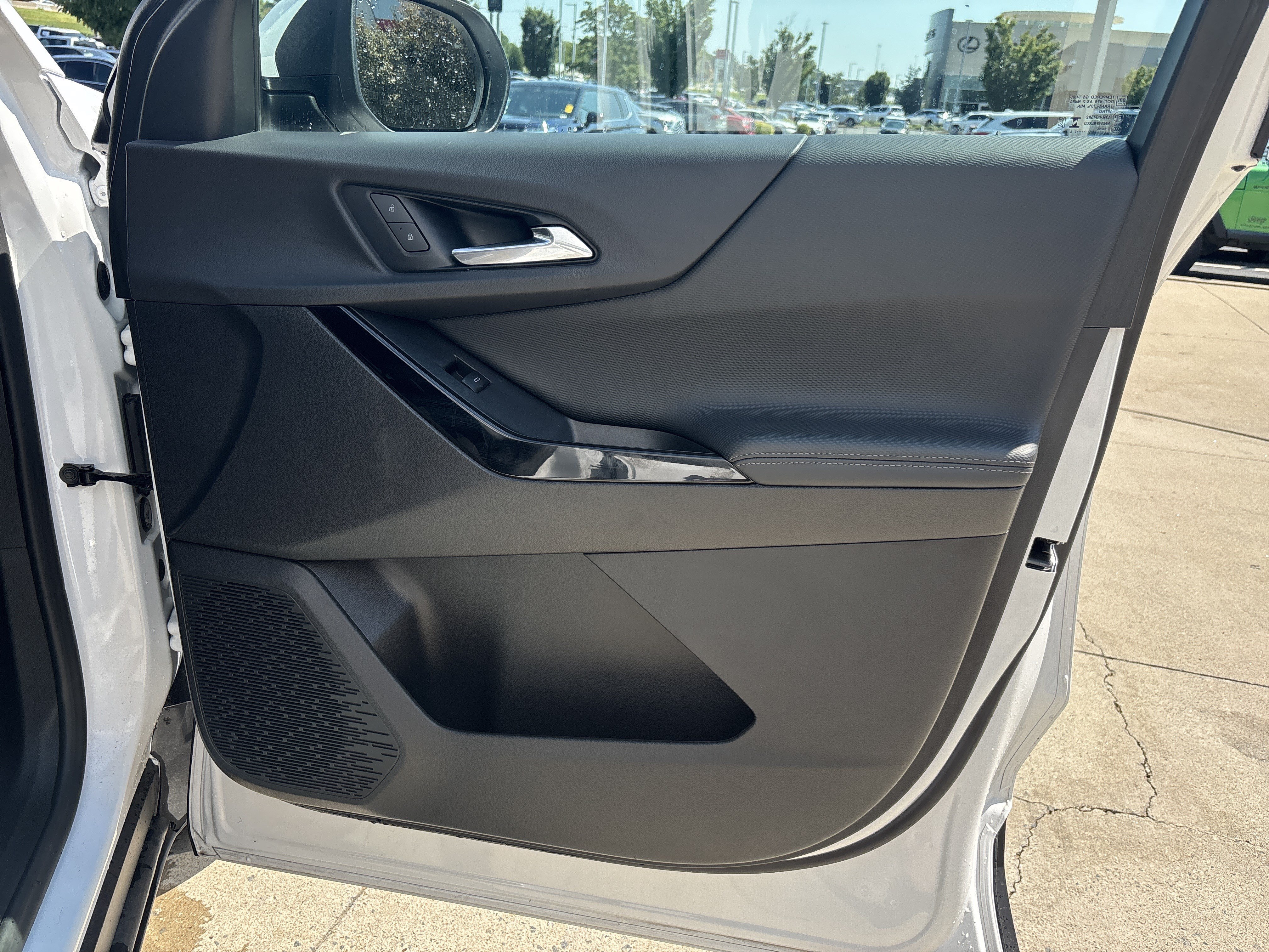 Used 2025 Chevrolet Equinox LT AWD/4WD image 29