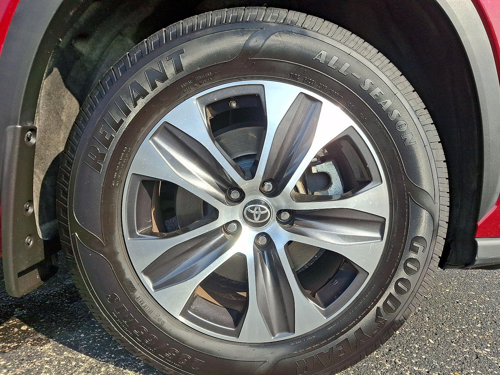 Used 2022 Toyota Highlander XLE AWD/4WD image 27