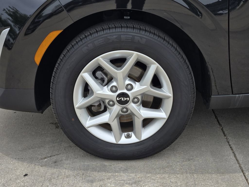 Certified 2025 Kia Soul LX FWD image 17