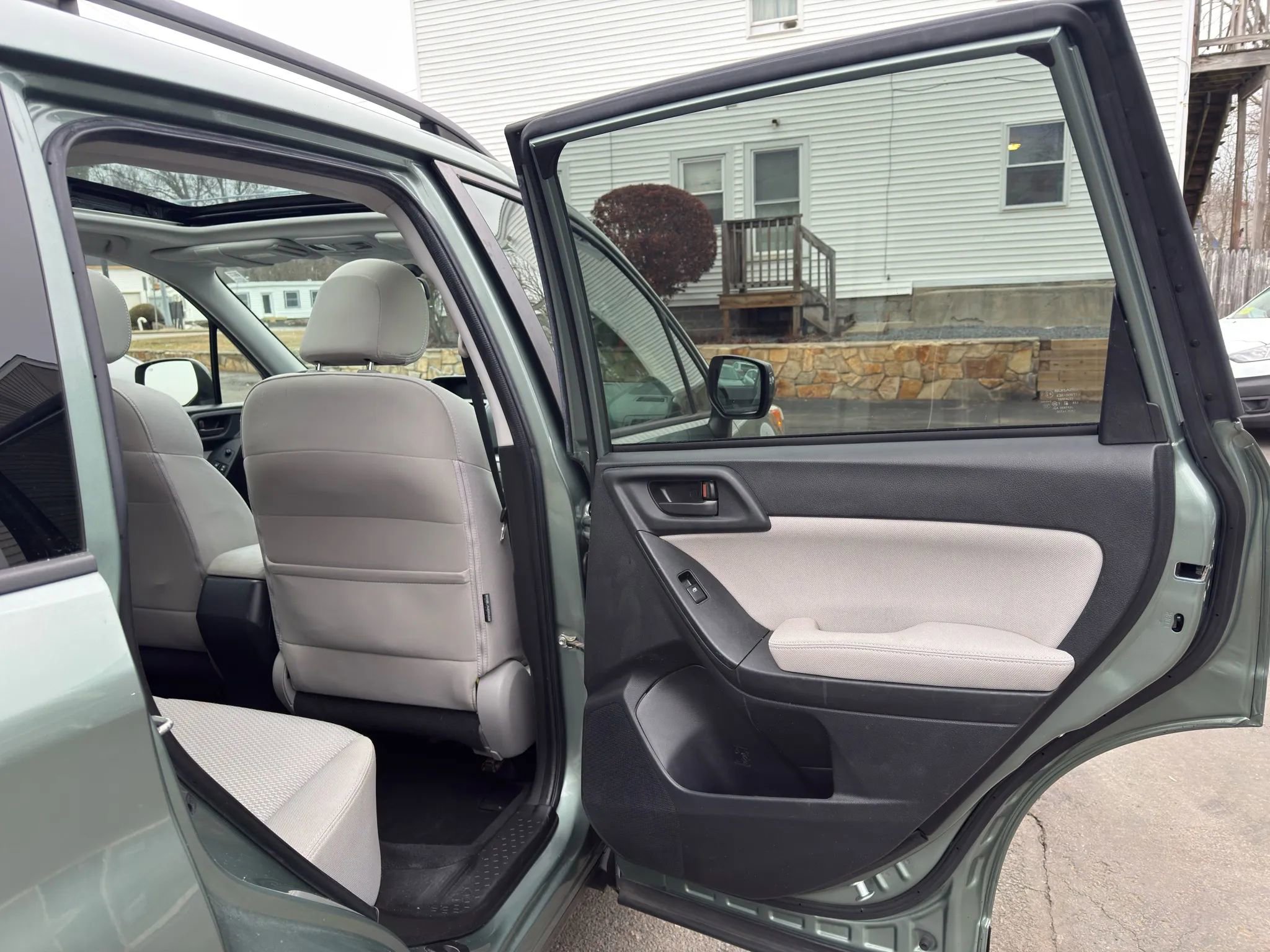 Used 2015 Subaru Forester 2.5i Premium w/ All-Weather Package image 17