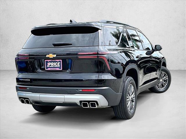 Used 2025 Chevrolet Traverse LT FWD image 2