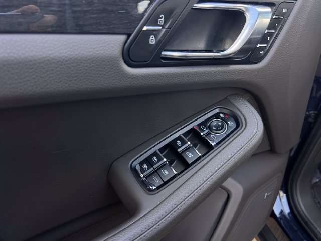 Used 2020 Porsche Macan S AWD/4WD image 11