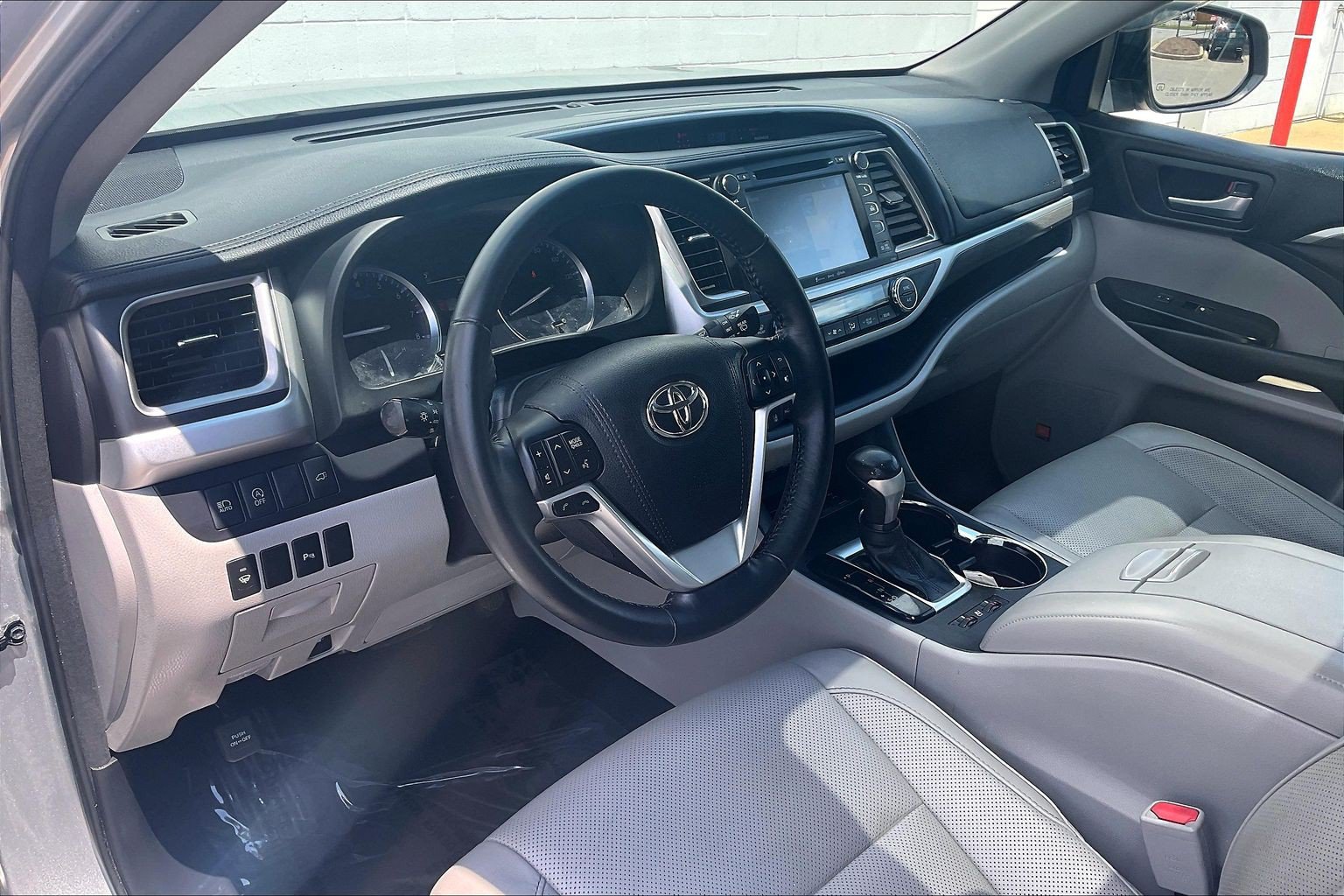 Used 2018 Toyota Highlander Limited AWD/4WD image 18